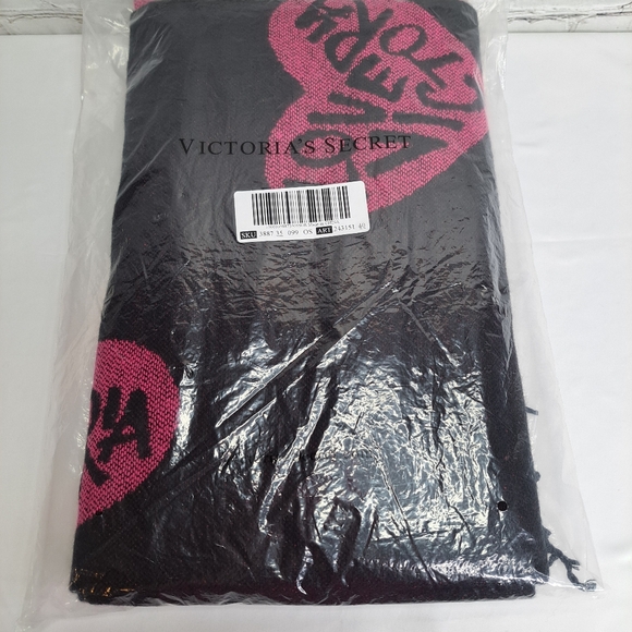 'VICTORIA'S SECRET' LOGO REVERSIBLE THROW BLANKET FUCHSIA/BLACK FRINGE END - Picture 12 of 13